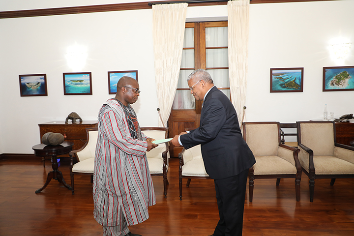 L’ambassadeur Moriba Alain Koné présente ses lettres de créance au président Wavel Ramkalawan aux Seychelles le 22 juillet 2025. Photo : Présidence de la République des Seychelles.