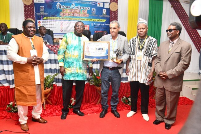 Remise du Prix N’Guérékata lors d’ACIAM 2026 au Burkina Faso. Photographie fournie par l’ASIAM.